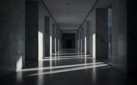 Ein minimalistischer, leerer Flur in einem modernen Gebäude mit langen, scharfen Schatten bei Dämmerlicht. - Foto: über boerse-global.de