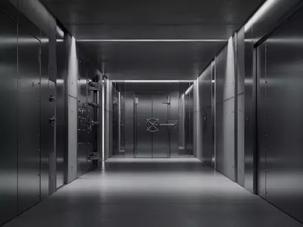 Ein dunkler, minimalistischer Flur in einem modernen BankgebĂ€ude mit kĂŒhler Stahl- und Betonoptik. - Foto: ĂŒber boerse-global.de