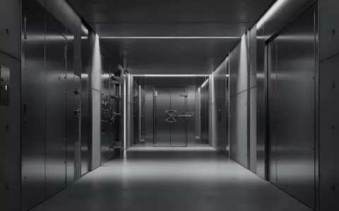 Ein dunkler, minimalistischer Flur in einem modernen Bankgebäude mit kühler Stahl- und Betonoptik. - Foto: über boerse-global.de