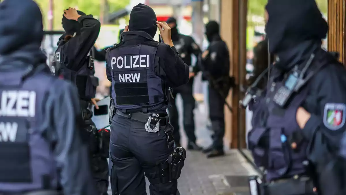 Mehr als 140 Objekte waren durchsucht worden, 14 Haftbefehle wurden vollstreckt. Die Großrazzia richtete sich dabei gegen ein Geldwäsche-Netzwerk, das eng auf die Zusammenarbeit mit den «Hells Angels» setzte. - Bild: Christoph Reichwein/dpa