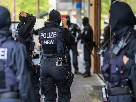 Mehr als 140 Objekte waren durchsucht worden, 14 Haftbefehle wurden vollstreckt. Die Großrazzia richtete sich dabei gegen ein Geldwäsche-Netzwerk, das eng auf die Zusammenarbeit mit den «Hells Angels» setzte. - Foto: Christoph Reichwein/dpa
