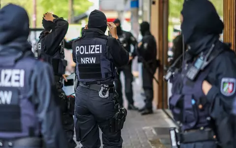 Mehr als 140 Objekte waren durchsucht worden, 14 Haftbefehle wurden vollstreckt. Die Großrazzia richtete sich dabei gegen ein Geldwäsche-Netzwerk, das eng auf die Zusammenarbeit mit den «Hells Angels» setzte. - Foto: Christoph Reichwein/dpa