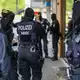 Mehr als 140 Objekte waren durchsucht worden, 14 Haftbefehle wurden vollstreckt. Die Großrazzia richtete sich dabei gegen ein Geldwäsche-Netzwerk, das eng auf die Zusammenarbeit mit den «Hells Angels» setzte. - Bild: Christoph Reichwein/dpa