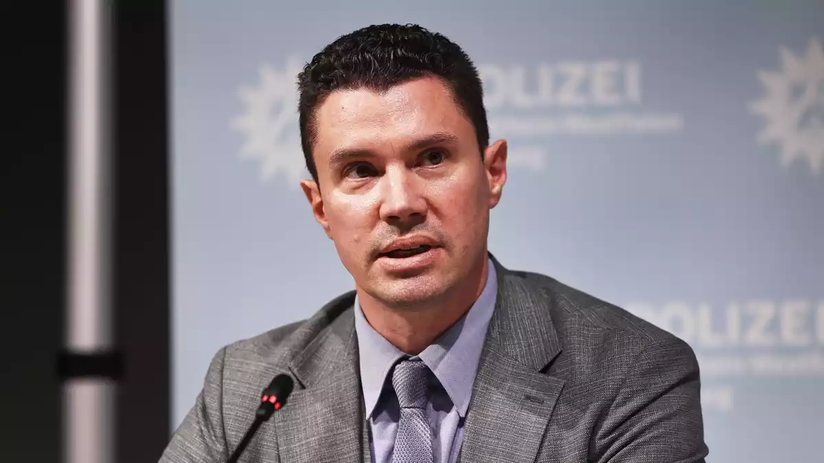 Alexander Dierselhuis, Polizeipräsident in Duisburg, musste auch von Ermittlungen gegen einen Polizisten berichten, der Informationen durchgestochen haben soll.  - Bild: Oliver Berg/dpa