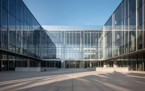 Moderne Glas- und Stahlfassade eines Regierungsgebäudes in Berlin unter klarem Himmel. - Foto: über boerse-global.de