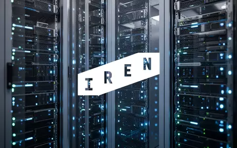 Moderne Server-Infrastruktur in einem Rechenzentrum mit blauer Beleuchtung als Symbol für digitale Investitionen. - Foto: über boerse-global.de