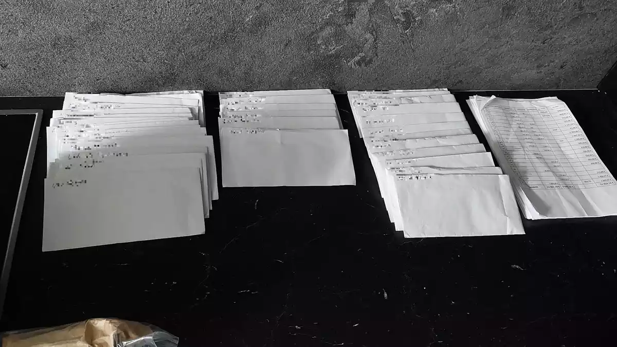  Bei Durchsuchungen fanden Fahnder Geldscheine in Briefumschlägen einsortiert - bereit zur Auszahlung an die Arbeitnehmerinnen und Arbeitnehmer. (Handout)  - Bild: ---/Bundespolizei Berlin/dpa