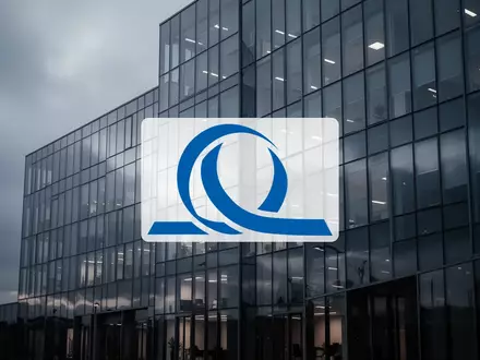 Moderne Glasfassade eines Bürogebäudes unter bewölktem Himmel als Symbol für den Versicherungssektor. - Foto: über boerse-global.de