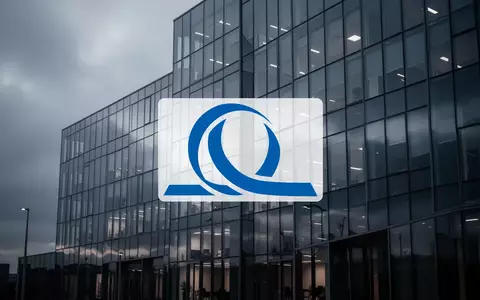 Moderne Glasfassade eines Bürogebäudes unter bewölktem Himmel als Symbol für den Versicherungssektor. - Foto: über boerse-global.de