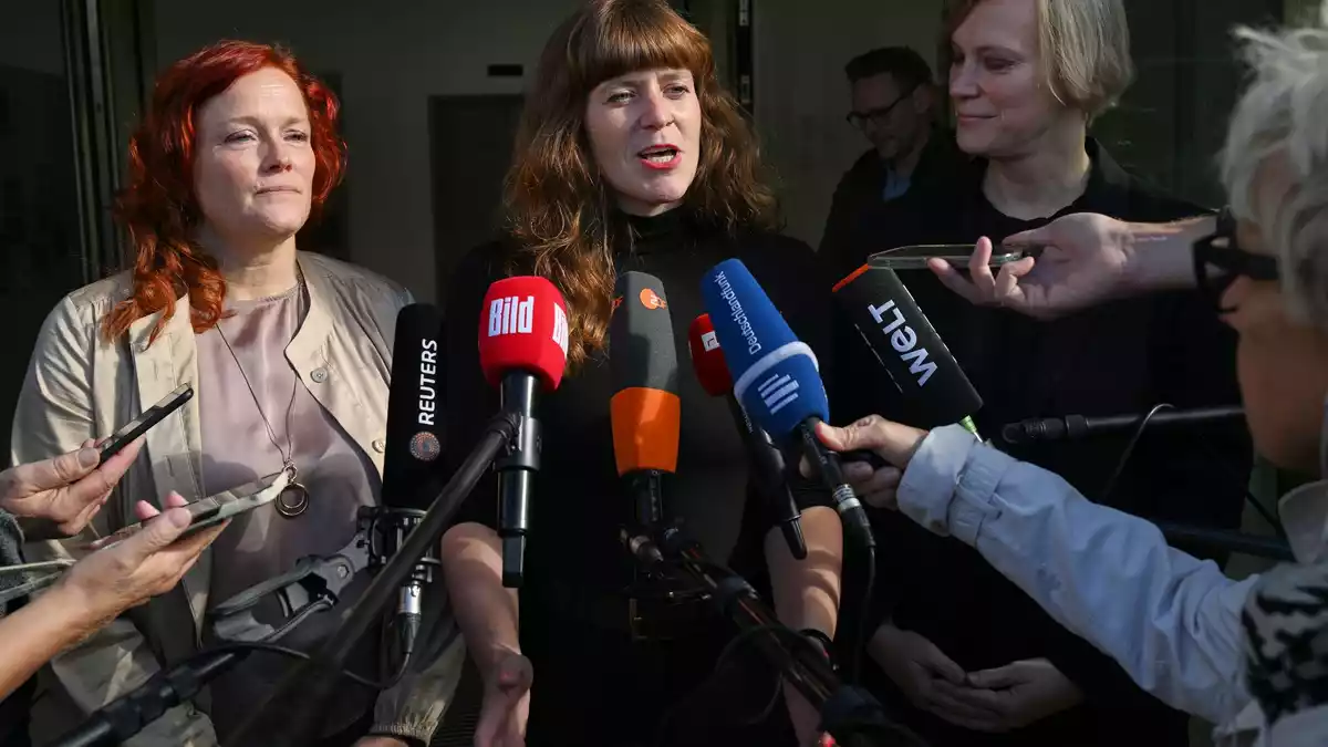 Die Parteivorsitzenden Bettina König (SPD, l-r), Kerstin Wolter (Die Linke) und Nina Stahr (Bündnis 90/Die Grünen) haben gemeinsam mit anderen Vertretern ihrer Parteien über Antisemitismus beraten.  - Bild: Soeren Stache/dpa