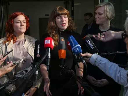 Die Parteivorsitzenden Bettina König (SPD, l-r), Kerstin Wolter (Die Linke) und Nina Stahr (Bündnis 90/Die Grünen) haben gemeinsam mit anderen Vertretern ihrer Parteien über Antisemitismus beraten.  - Foto: Soeren Stache/dpa