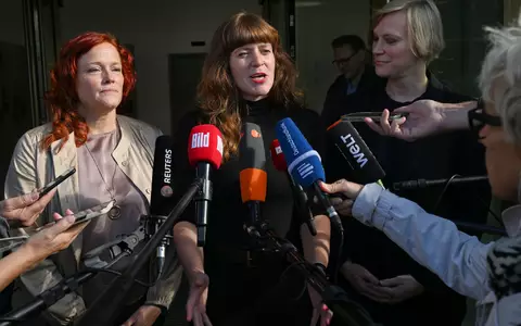 Die Parteivorsitzenden Bettina König (SPD, l-r), Kerstin Wolter (Die Linke) und Nina Stahr (Bündnis 90/Die Grünen) haben gemeinsam mit anderen Vertretern ihrer Parteien über Antisemitismus beraten.  - Foto: Soeren Stache/dpa