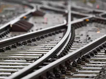 Für die Nutzung der Schieneninfrastruktur müssen Verkehrsunternehmen Geld an die DB InfraGo zahlen. (Archivbild) - Foto: Hendrik Schmidt/dpa