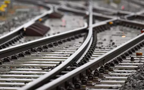 Für die Nutzung der Schieneninfrastruktur müssen Verkehrsunternehmen Geld an die DB InfraGo zahlen. (Archivbild) - Foto: Hendrik Schmidt/dpa