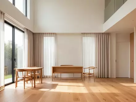 Ein helles, modern eingerichtetes Zimmer mit minimalistischen Holzmöbeln und sanftem, natürlichem Tageslicht. - Foto: über boerse-global.de