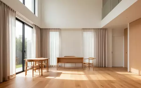 Ein helles, modern eingerichtetes Zimmer mit minimalistischen Holzmöbeln und sanftem, natürlichem Tageslicht. - Foto: über boerse-global.de