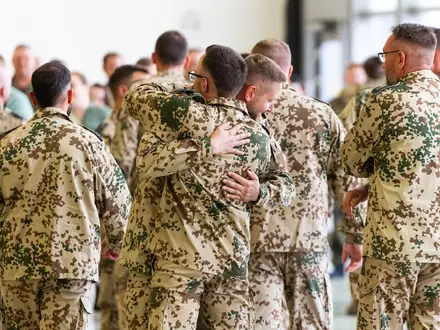 Soldaten umarmen sich nach ihrer Rückkehr aus dem Irak. - Foto: Michael Matthey/dpa