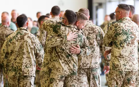 Soldaten umarmen sich nach ihrer Rückkehr aus dem Irak. - Foto: Michael Matthey/dpa