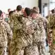 Soldaten umarmen sich nach ihrer Rückkehr aus dem Irak. - Bild: Michael Matthey/dpa