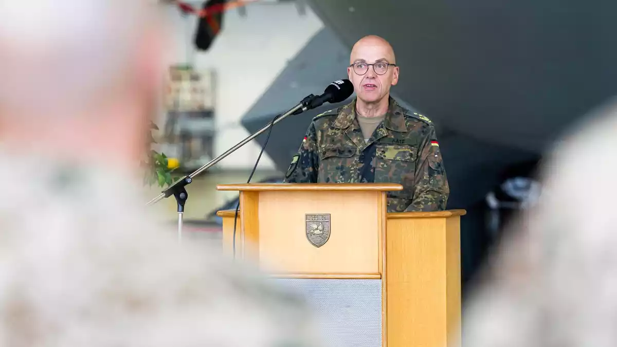 Generalleutnant Katz würdigte den Einsatz der deutschen Kräfte im Irak. - Bild: Michael Matthey/dpa