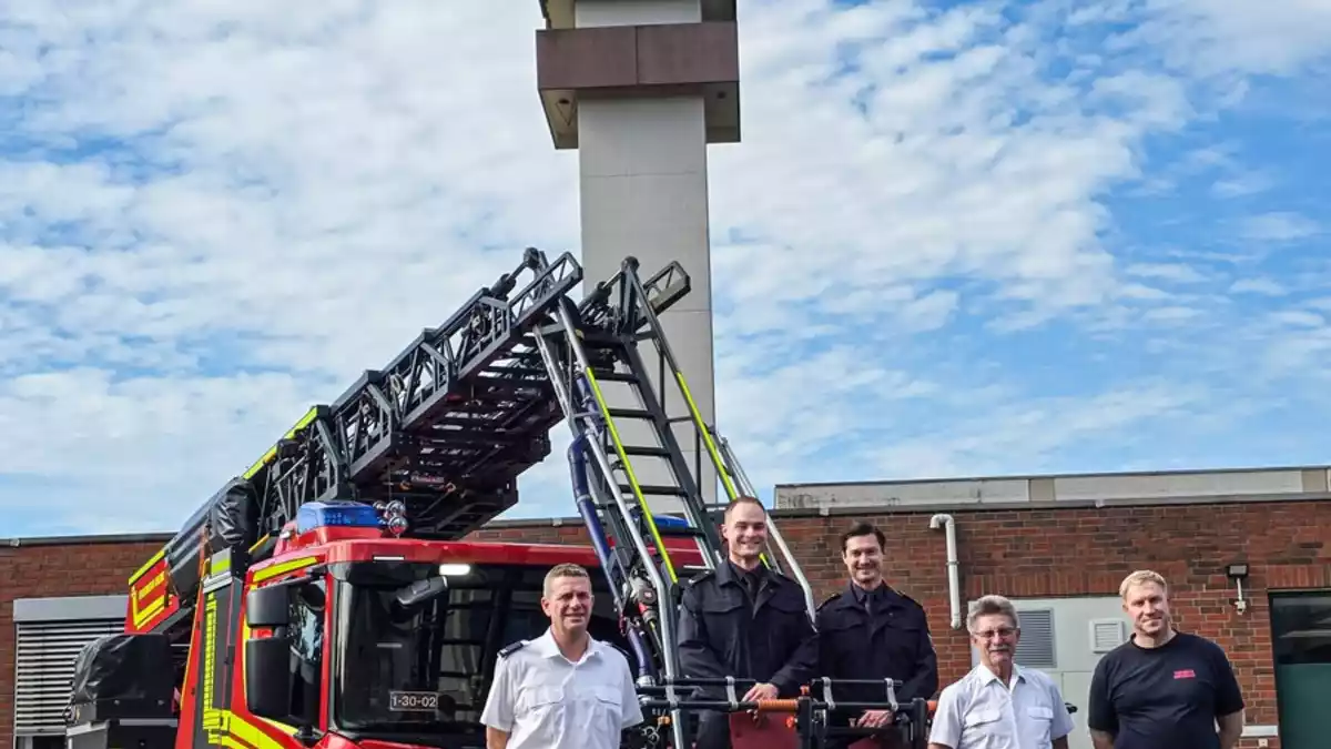 FW Bremerhaven: Zwei Brandmeister bei der Feuerwehr Bremerhaven ernannt und vereidigt - Bild: presseportal.de