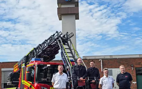 FW Bremerhaven: Zwei Brandmeister bei der Feuerwehr Bremerhaven ernannt und vereidigt - Foto: presseportal.de