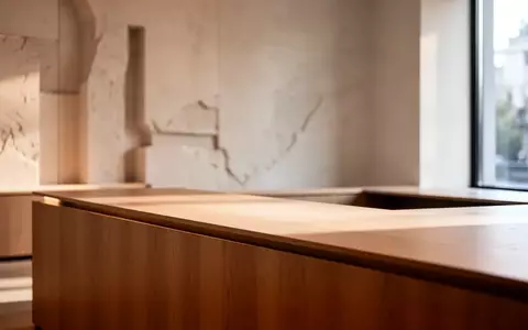 Ein minimalistischer, leerer Verkaufstresen in einem hellen, modernen Geschäft bei Tageslicht. - Foto: über boerse-global.de