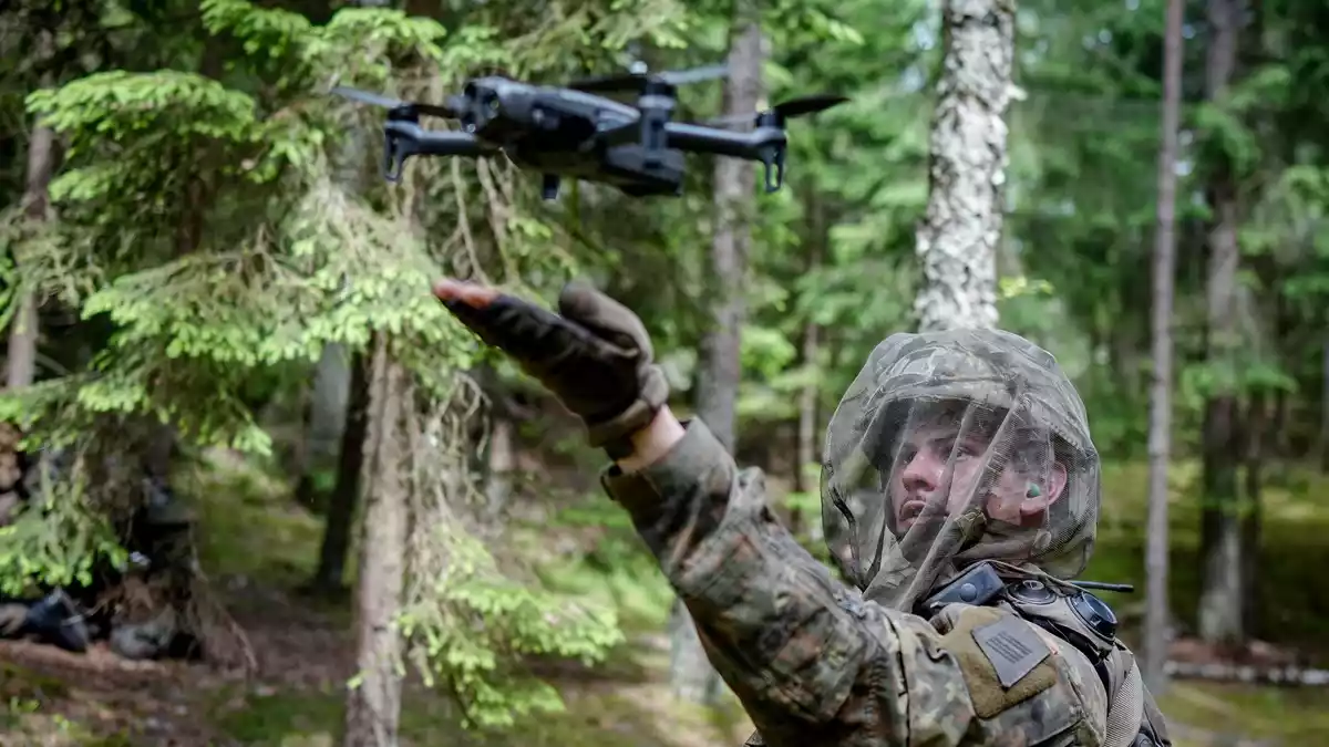 Ein Bundeswehrsoldat startet eine Aufklärungsdrohne . (Archivbild) - Bild: Kay Nietfeld/dpa