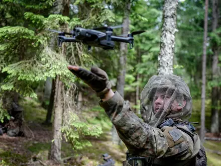 Ein Bundeswehrsoldat startet eine Aufklärungsdrohne . (Archivbild) - Foto: Kay Nietfeld/dpa