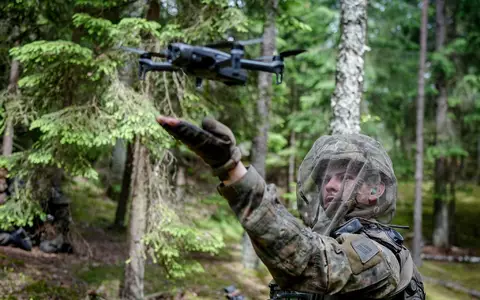 Ein Bundeswehrsoldat startet eine Aufklärungsdrohne . (Archivbild) - Foto: Kay Nietfeld/dpa