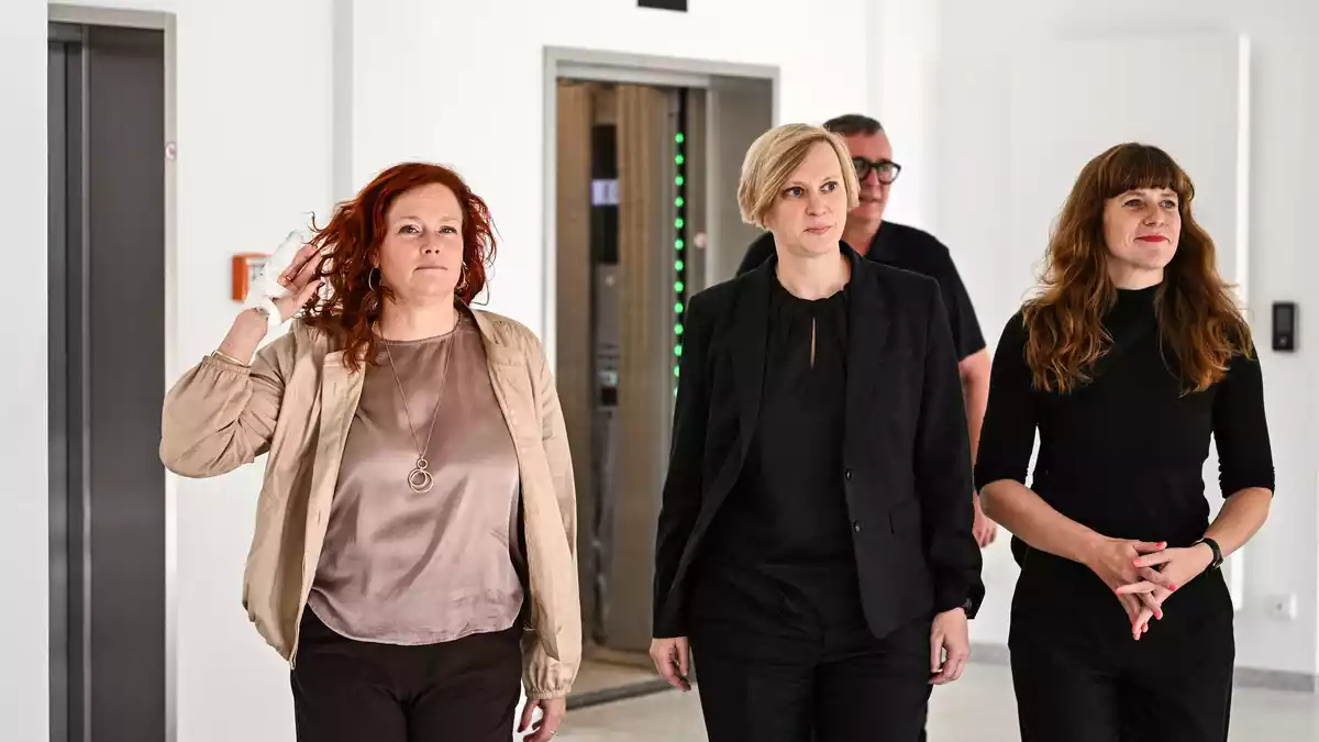 Die Parteivorsitzenden Bettina König (SPD, l-r), Nina Stahr (Bündnis 90/Die Grünen) und Kerstin Wolter (Die Linke) und andere Politiker haben sich erstmals nach der Wahl im Drei-Parteien-Format getroffen.   - Bild: Sören Stache/dpa