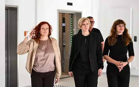 Die Parteivorsitzenden Bettina König (SPD, l-r), Nina Stahr (Bündnis 90/Die Grünen) und Kerstin Wolter (Die Linke) und andere Politiker haben sich erstmals nach der Wahl im Drei-Parteien-Format getroffen.   - Foto: Sören Stache/dpa
