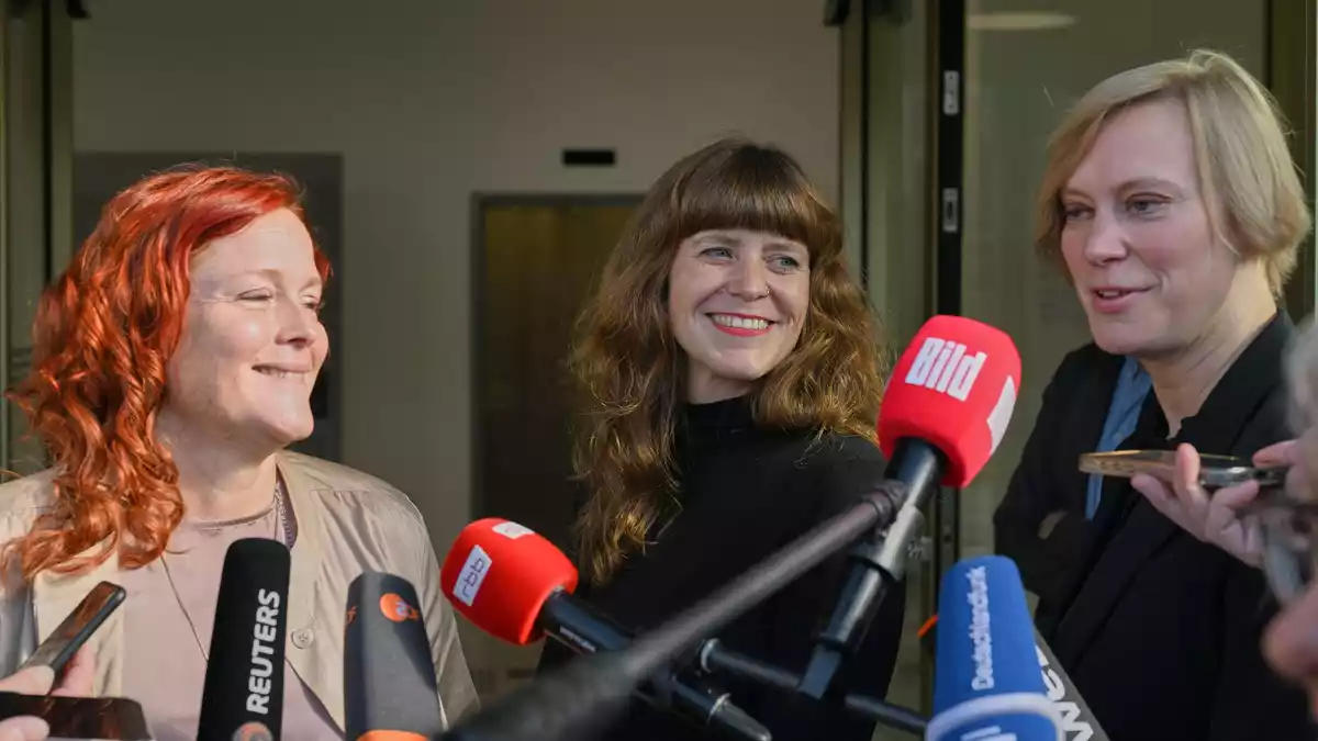 Die Parteivorsitzenden Bettina König (SPD, l-r), Kerstin Wolter (Die Linke) und Nina Stahr (Bündnis 90/Die Grünen) haben gemeinsam mit anderen Vertretern ihrer Parteien über Antisemitismus beraten.  - Bild: Soeren Stache/dpa
