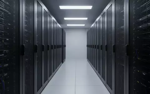 Ein minimalistischer, leerer Serverraum mit geordneten, metallischen Server-Racks in kühler Beleuchtung. - Foto: über boerse-global.de