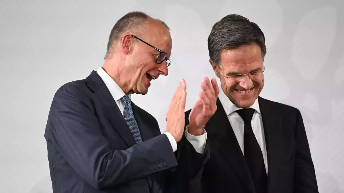 Ein Friedenspreis für ein Verteidigungsbündnis. - Bild: Fabian Strauch/dpa