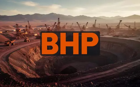 Industrielle Kupfermine in einer Wüstenlandschaft bei Sonnenuntergang als Symbol für den Bergbausektor. - Foto: über boerse-global.de