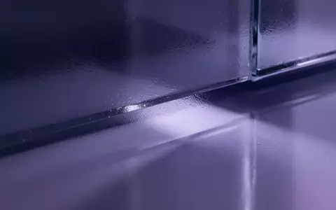Nahaufnahme von mattiertem, durchscheinendem Glas mit sanften violett-indigo Lichtreflexen, die Tiefe erzeugen. - Foto: über boerse-global.de