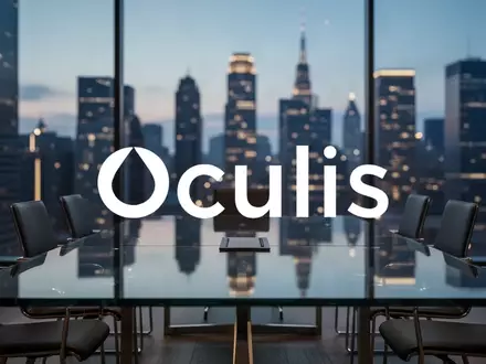 Moderner, leerer Konferenztisch mit Blick auf eine nächtliche Skyline, symbolisiert strategische Veränderungen im Vorstand. - Foto: über boerse-global.de