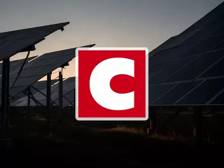 Dramatisch beleuchtete Photovoltaikanlage in der Dämmerung als Symbol für die Krise im Solarsektor. - Foto: über boerse-global.de