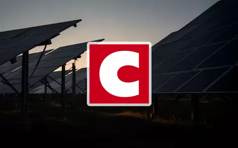 Dramatisch beleuchtete Photovoltaikanlage in der Dämmerung als Symbol für die Krise im Solarsektor. - Foto: über boerse-global.de