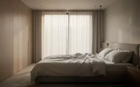 Ein minimalistisches, helles Schlafzimmer mit ungemachtem Bett in natürlichem Licht. - Foto: über boerse-global.de