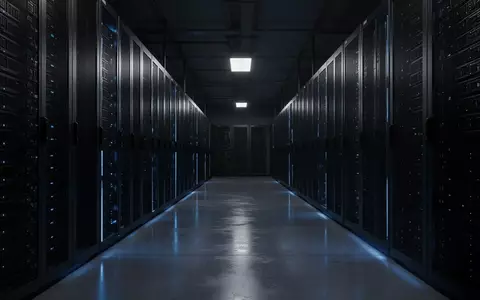 Ein dunkler, minimalistischer Serverraum mit blauen Lichtakzenten und glattem Betonboden. - Foto: über boerse-global.de