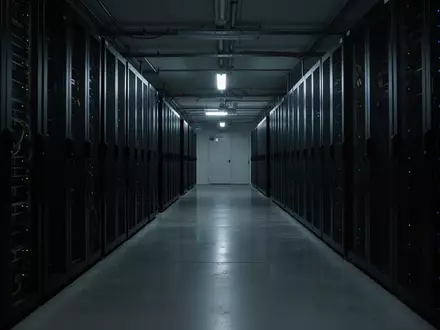 Ein dunkler, steriler Serverraum mit inaktiven Serverschränken in einer industriellen Umgebung. - Foto: über boerse-global.de