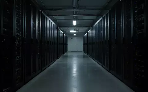 Ein dunkler, steriler Serverraum mit inaktiven Serverschränken in einer industriellen Umgebung. - Foto: über boerse-global.de