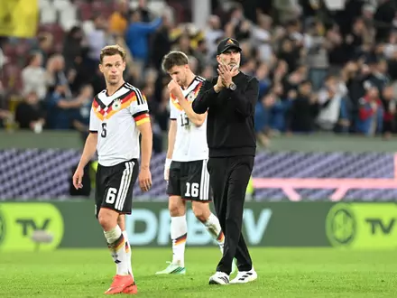 Knirscht es? Joshua Kimmich (l) und JĂĽrgen Klopp nach dem verlorenen Spiel gegen Griechenland. (Archivbild) - Foto: Federico Gambarini/dpa