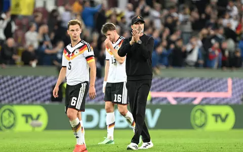 Knirscht es? Joshua Kimmich (l) und Jürgen Klopp nach dem verlorenen Spiel gegen Griechenland. (Archivbild) - Foto: Federico Gambarini/dpa