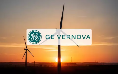 Moderne Windkraftanlage vor einem leuchtenden Sonnenaufgang als Symbol für den Energiesektor. - Foto: über boerse-global.de