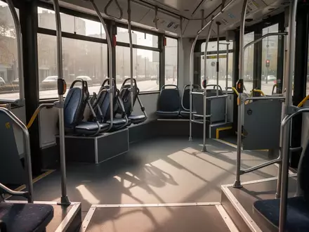 Innenraum eines leeren Linienbusses mit Fokus auf den barrierefreien Bereich und die Einstiegsrampe. - Foto: über boerse-global.de