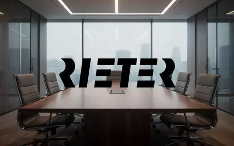 Ein minimalistischer Konferenzraum symbolisiert einen Führungswechsel in der Industrie. - Foto: über boerse-global.de