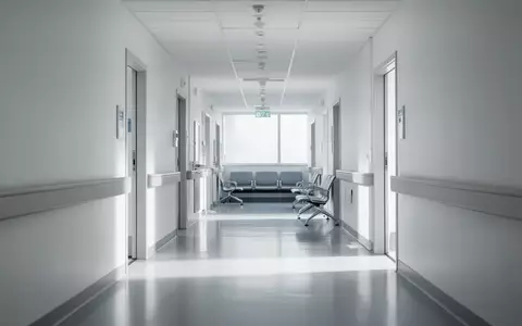 Ein leerer, modern gestalteter Krankenhausflur mit hellen Wänden und neutraler Beleuchtung. - Foto: über boerse-global.de
